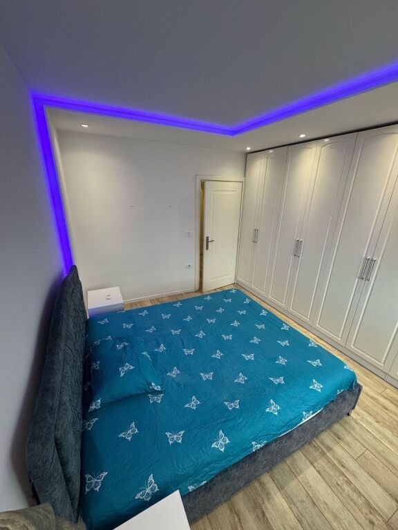 Jepet me qera Apartamenti 1+1 , 21 Dhjetori prane Hotel Mondial  600 mije leke te vjetra