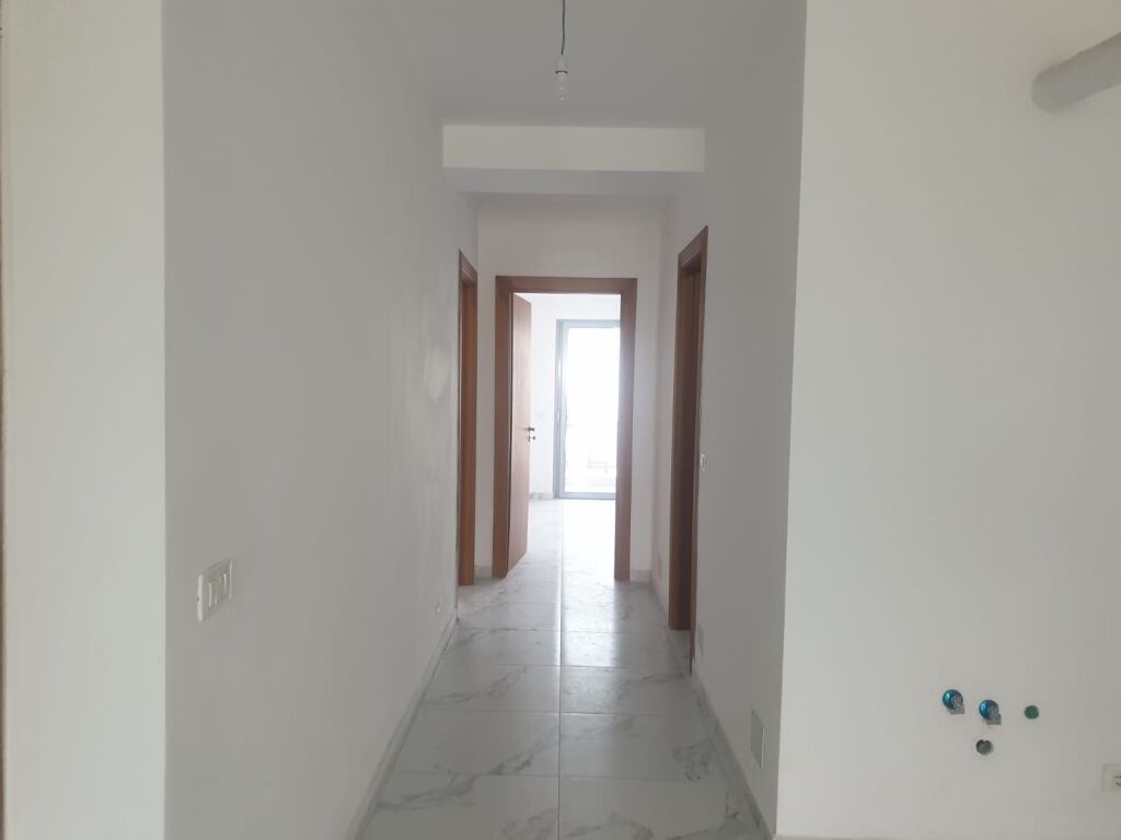 Apartament 3+1+2 Bosh per qera Kombinat !