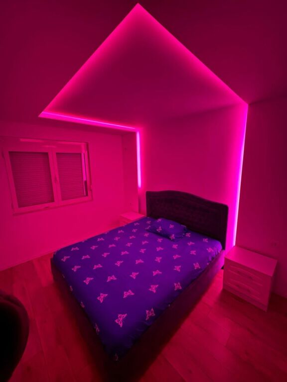 Jepet me qera Apartamenti 1+1 , 21 Dhjetori prane Hotel Mondial  600 mije leke te vjetra