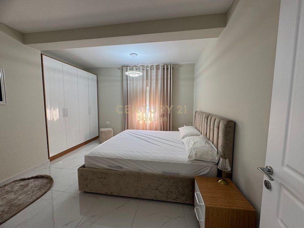 Apartment 2+1 for rent in the Golden Tower residence, on Mine Peza Street. The apartment is located on the 7th floor and offers a functional layout with spacious rooms and natural lighting. The property has a total area of 105 m² (87 m² net) and has never been inhabited before, offering completely new living conditions. The residence is modern, with management and high construction standards, in one of the most sought-after areas of Tirana. Price: 1,300 €/month For more information or a property visit, contact.