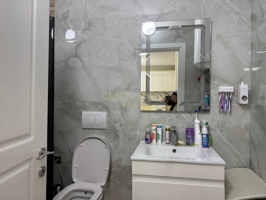 Japim me qira apartament 1+1 ne katin e pare te nje vile ne zonen e Rruges se Durresit!  Apartamenti eshte i sapo perfunduar dhe areduar si ne foto ne kushte shume te favorshme per nje jetes komode.  Sip. 50m2 e organizuar ne nje ambjent ndenje dhe kuzhin te perbashket, nje dhome gjumi dhe nje tualet (paballkon).  Tarife fikse per ujin me vlere 1000 leke dhe pa kosto administrimi.  Pershtatshme per nje ose dy persona.  Cmimi 55 000 leke/muaj  Per me shume informacion ose vizit ne prone me kontaktoni!