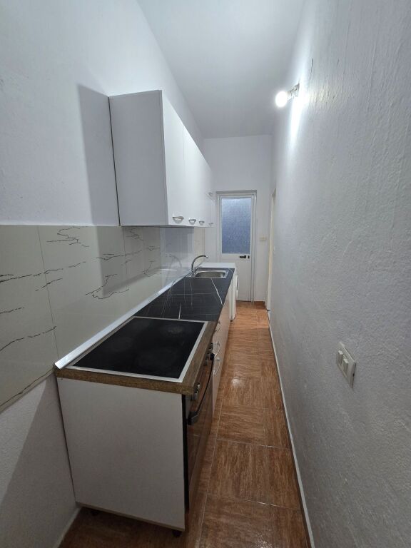 Jepet me qera Apartament Kati 1 i nje shtepie Private