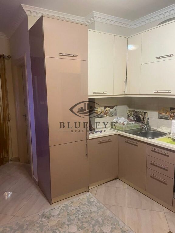 Apartament 1+1 në shitje – Shkëmbi i Kavajës!