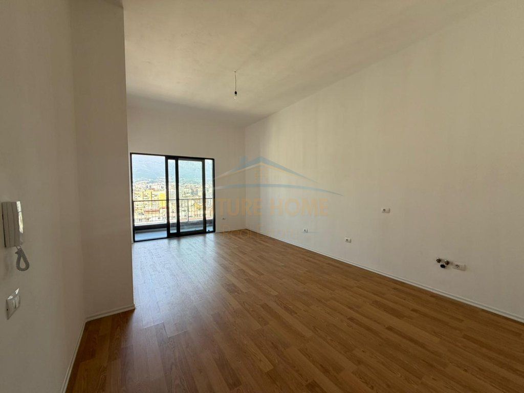 Shitet, Penthouse 3+1+2, Rruga e Barrikadave, Tiranë.