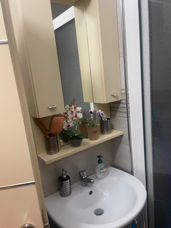 Apartament 1+1 në shitje – Shkëmbi i Kavajës!