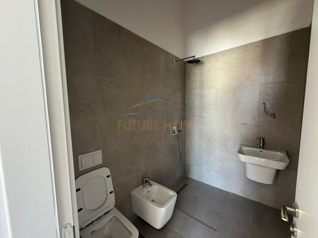Shitet, Penthouse 3+1+2, Rruga e Barrikadave, Tiranë.