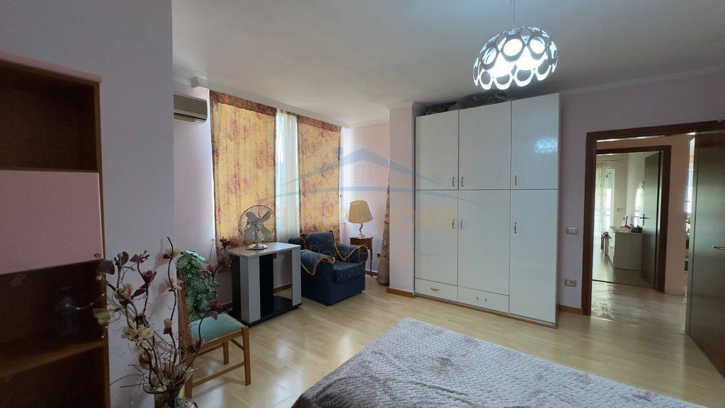 Disponojme per Qera, Apartament 2+1+2 , Rruga e Elbasanit , Tirane .