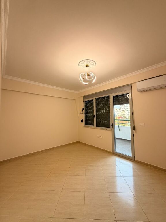 UFFICIO IN AFFITTO 130 M2 VIA DIBRA 130.000 LEKE FH-81026