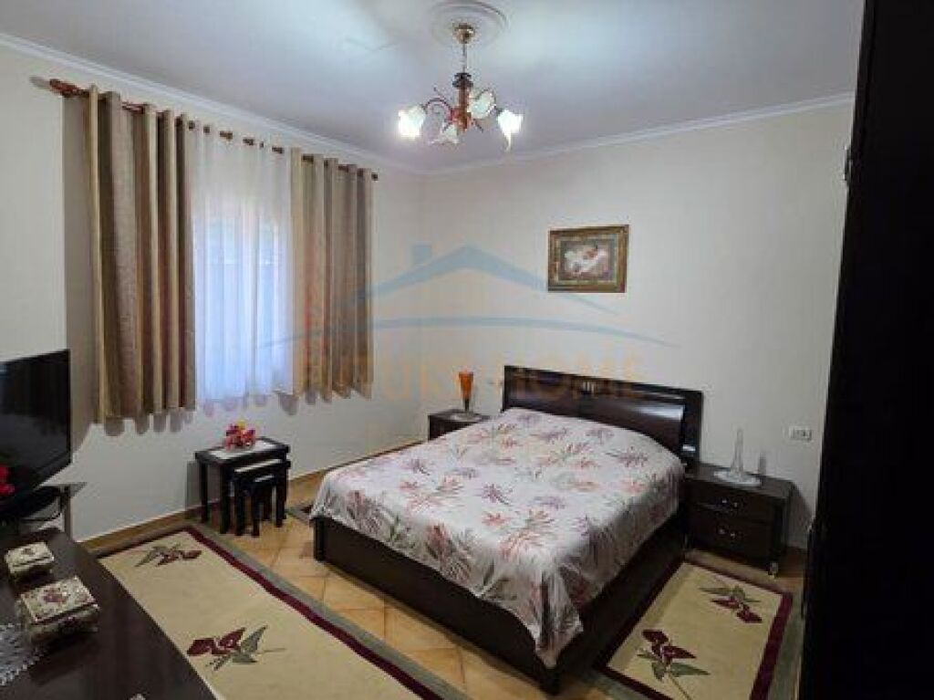 In vendita, Villa su 2 piani, Via Elbasani, Tirana