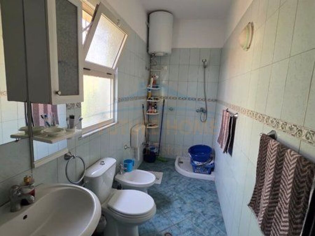 In vendita, Villa su 2 piani, Via Elbasani, Tirana