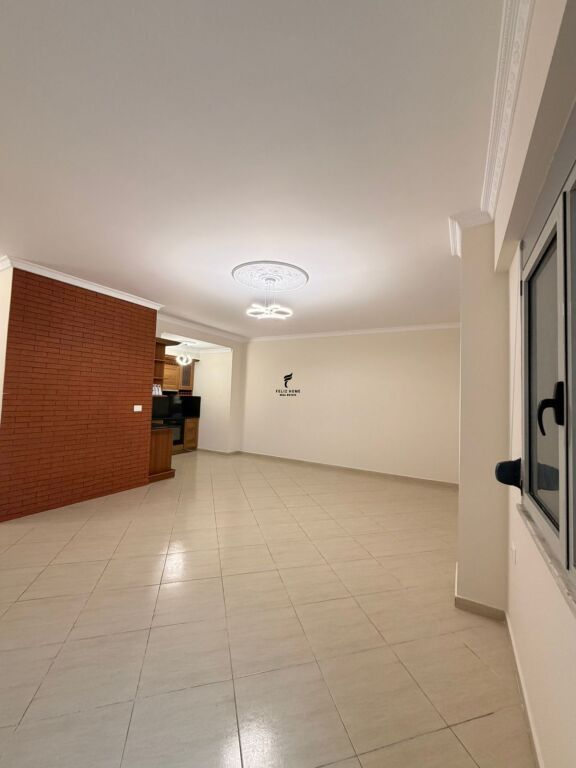 UFFICIO IN AFFITTO 130 M2 VIA DIBRA 130.000 LEKE FH-81026