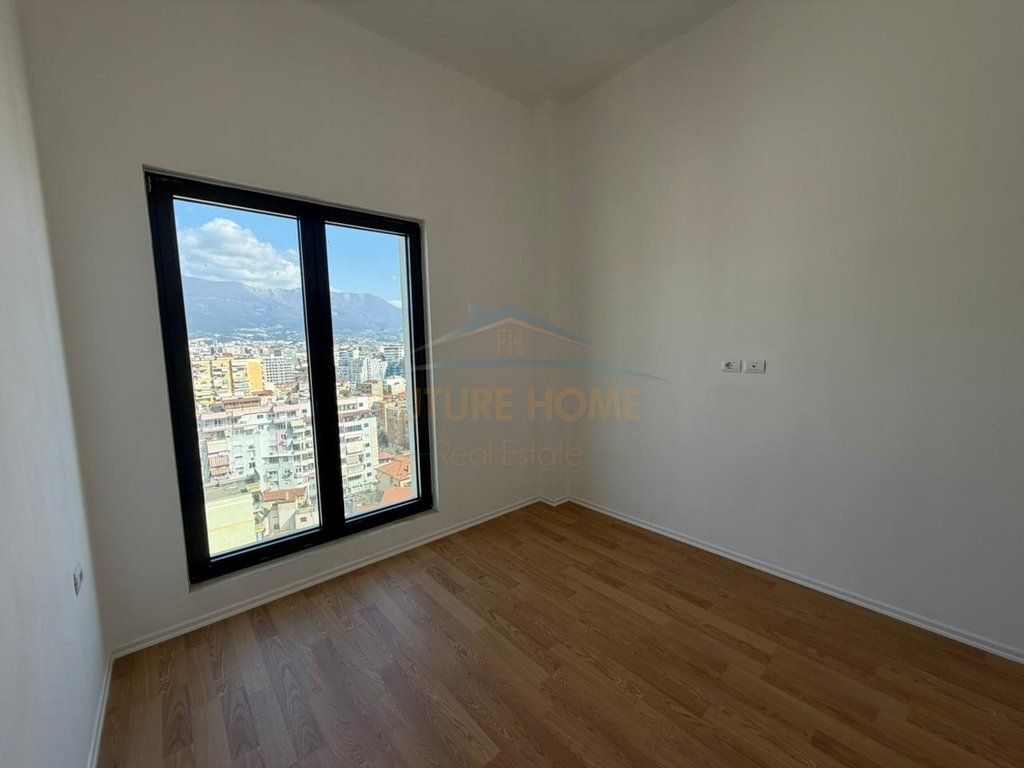 Shitet, Penthouse 3+1+2, Rruga e Barrikadave, Tiranë.