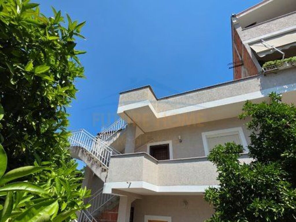 In vendita, Villa su 2 piani, Via Elbasani, Tirana