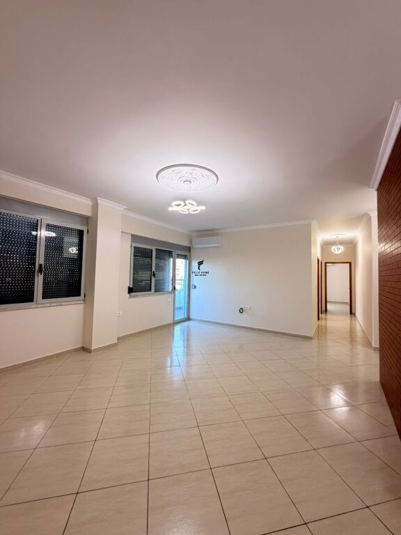 UFFICIO IN AFFITTO 130 M2 VIA DIBRA 130.000 LEKE FH-81026
