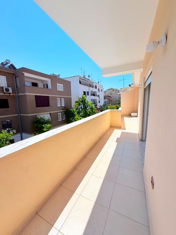 AFFITTASI APPARTAMENTO 2+1 VICINO AL MERCATO, DURRES