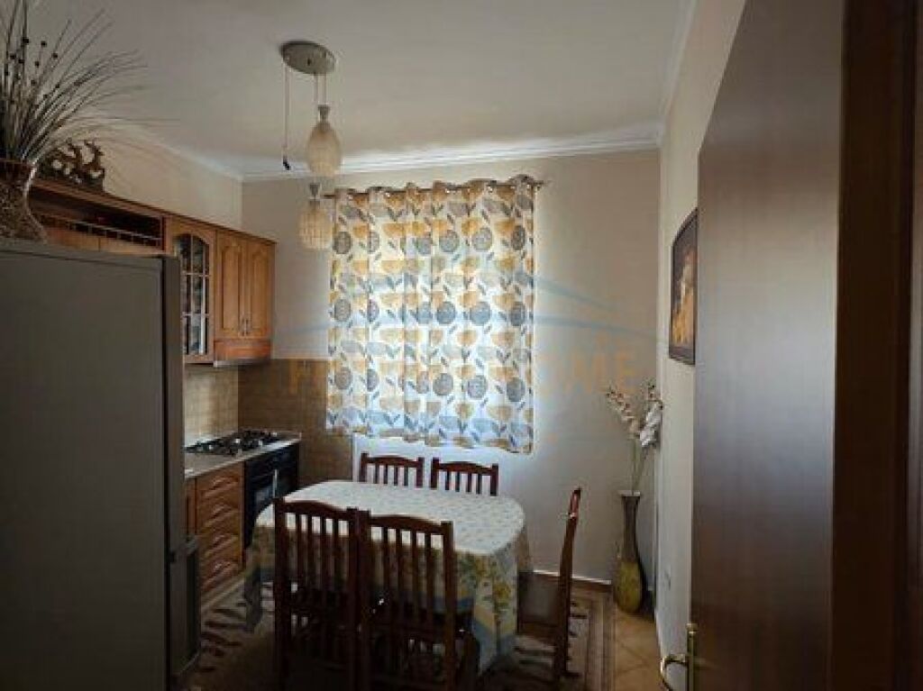 In vendita, Villa su 2 piani, Via Elbasani, Tirana