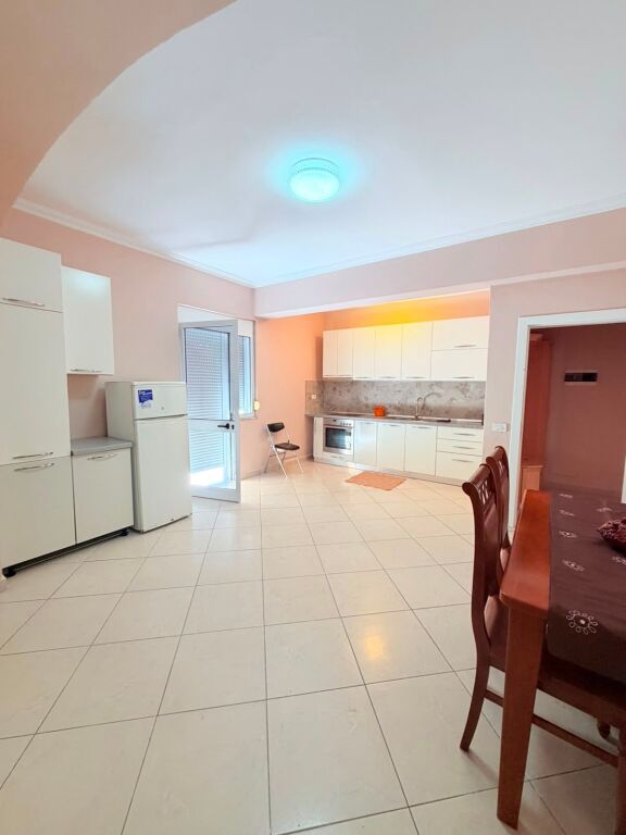 AFFITTASI APPARTAMENTO 2+1 VICINO AL MERCATO, DURRES