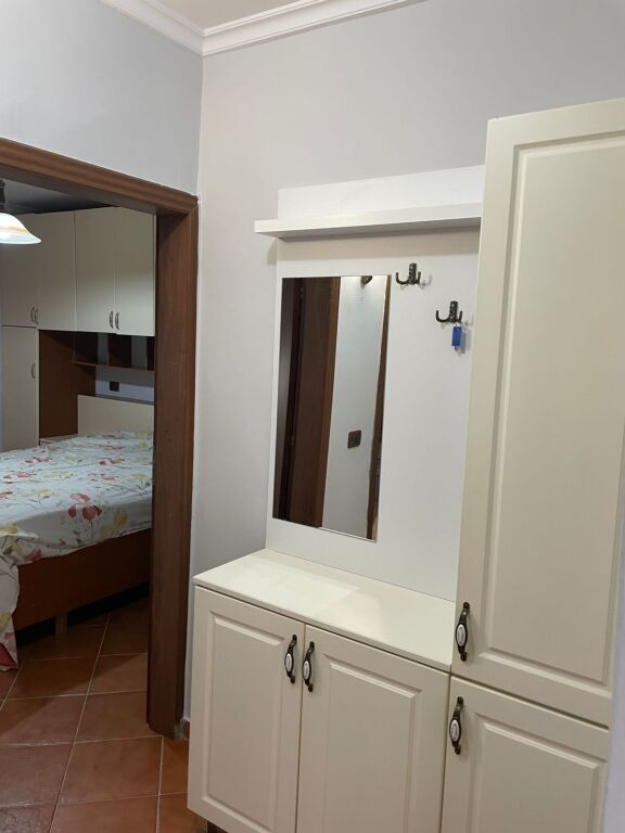 Xhamia Tabakve Apartament 1+1 me qira
