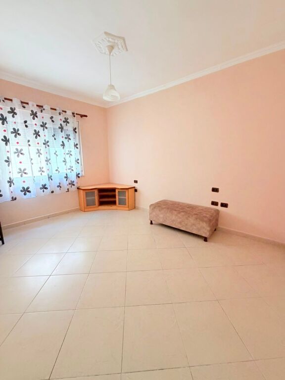 AFFITTASI APPARTAMENTO 2+1 VICINO AL MERCATO, DURRES