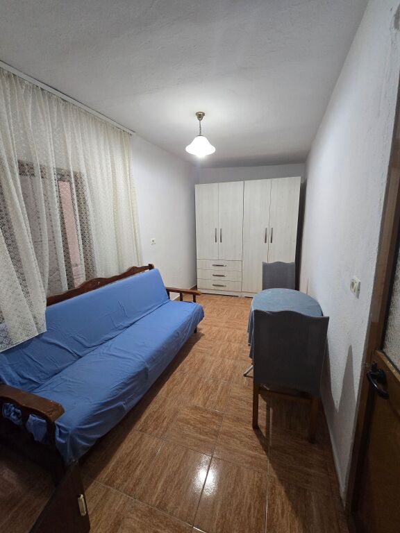 Jepet me qera Apartament Kati 1 i nje shtepie Private