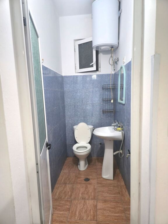Jepet me qera Apartament Kati 1 i nje shtepie Private
