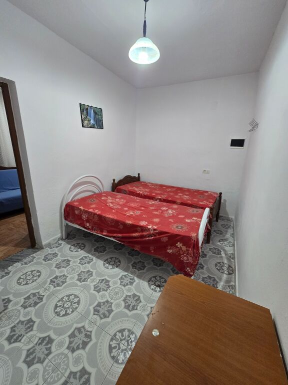 Jepet me qera Apartament Kati 1 i nje shtepie Private
