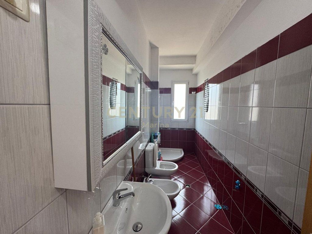 APARTAMENT 2+1+2 PER SHITJE,PRANE KONSULLATES ITALIANE ,NE LUNGOMARE!
