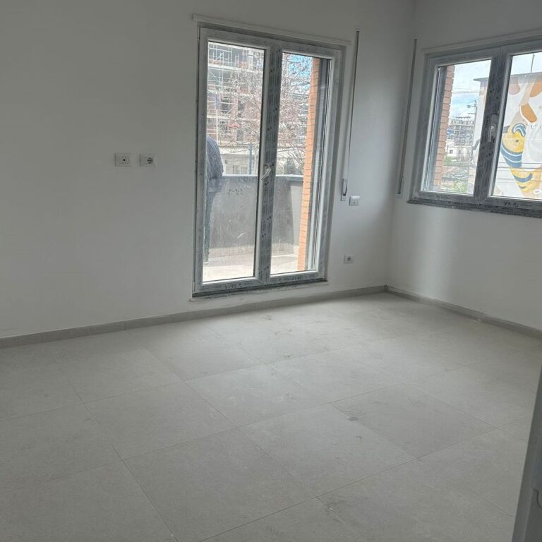 🏢 Jepet me Qira Zyrë 3 Ambiente Pune – Bulevardi i Ri, Paskuqan ✨