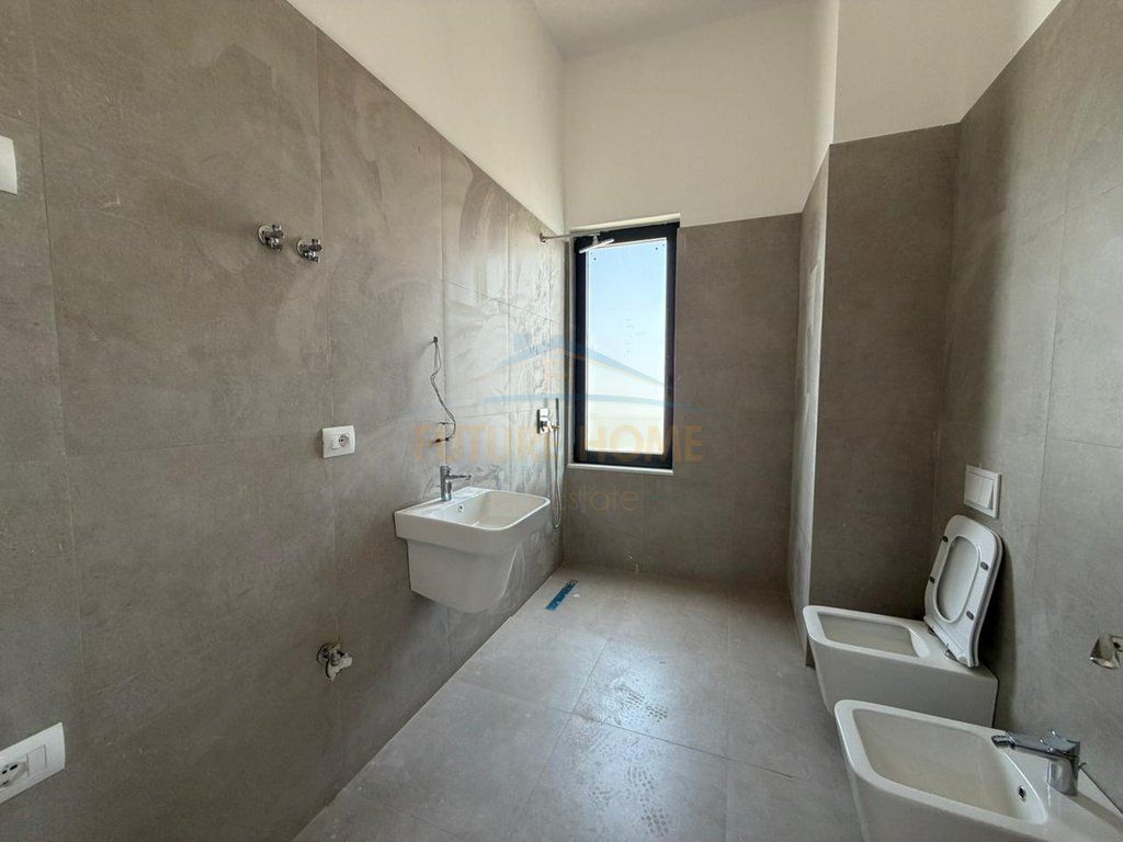 Shitet, Penthouse 3+1+2, Rruga e Barrikadave, Tiranë.