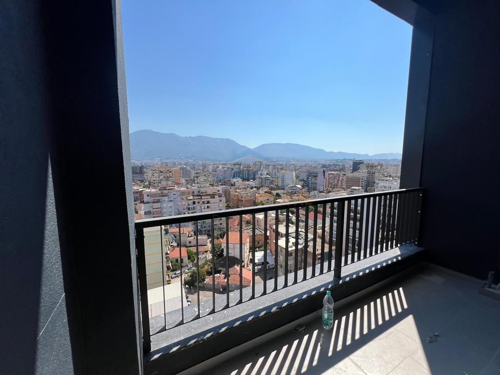 Shitet, Penthouse 3+1+2, Rruga e Barrikadave, Tiranë.