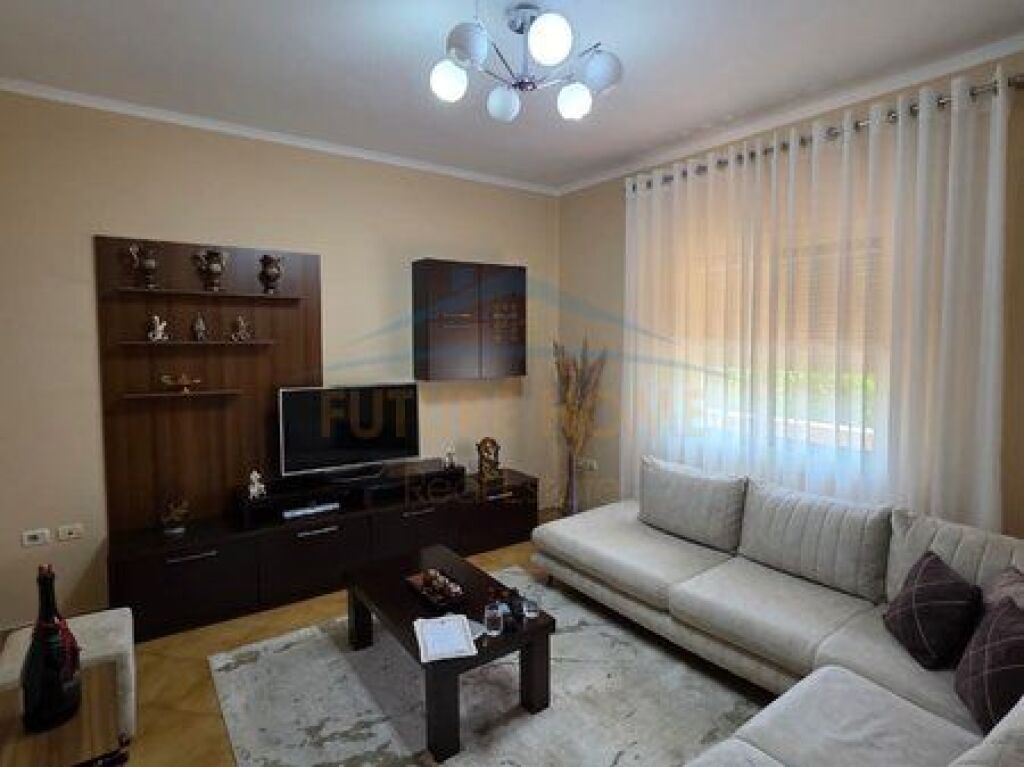 In vendita, Villa su 2 piani, Via Elbasani, Tirana