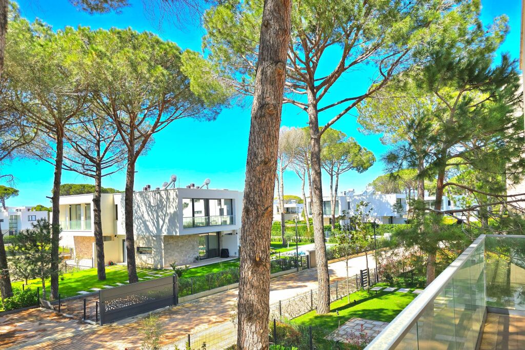 Shitet, Vilë e Bashkëngjitur, San Pietro Residence, Gjiri i Lalzit