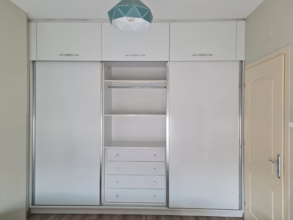 Apartament 1+1, Astir!