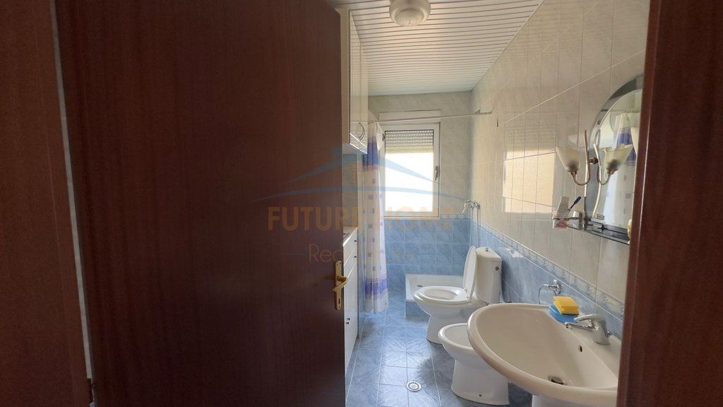Disponojme per Qera, Apartament 2+1+2 , Rruga e Elbasanit , Tirane .