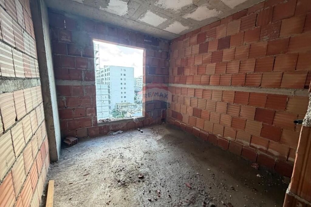 Shitet Apartament 3+1 + Verandë