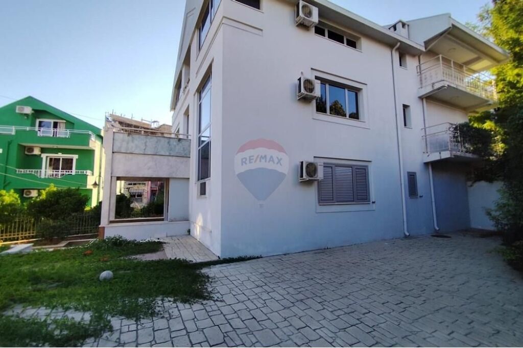 Vilë - Për Qira - Rruga e Elbasanit, Tiranë