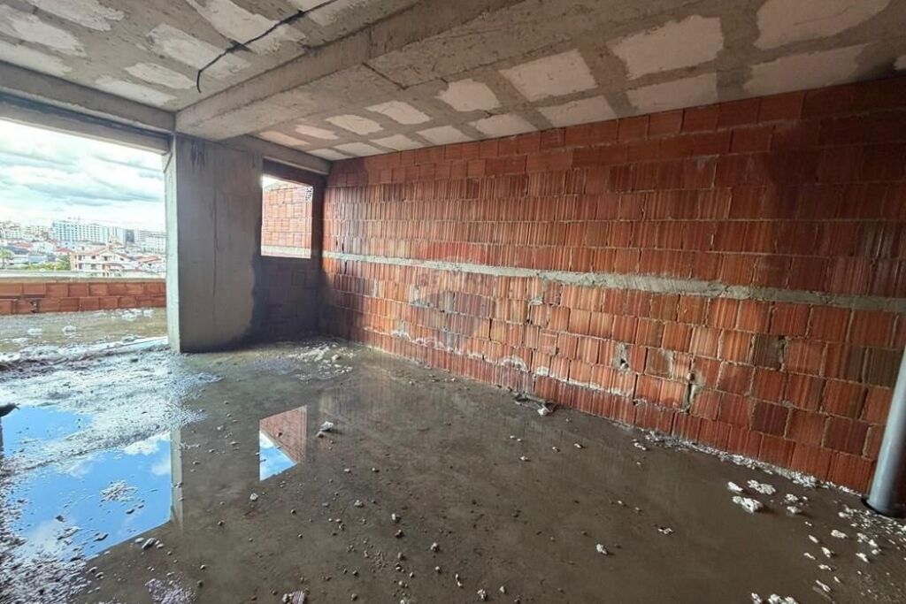 Shitet Apartament 3+1 + Verandë