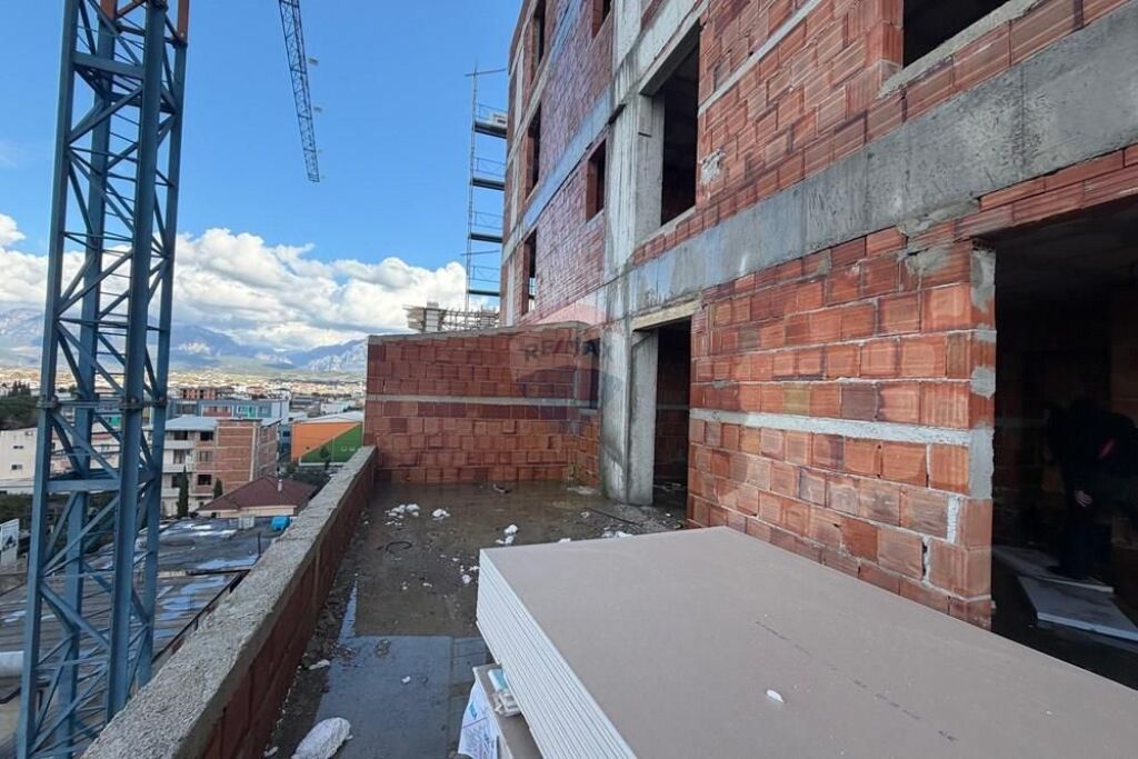Shitet Apartament 3+1 + Verandë
