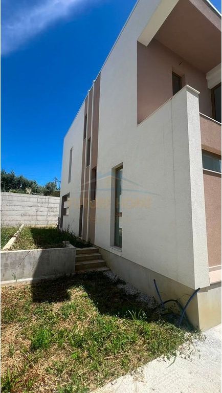 Shitet, Vilë 2-katëshe, Residenca Luleborë, Lundër.
