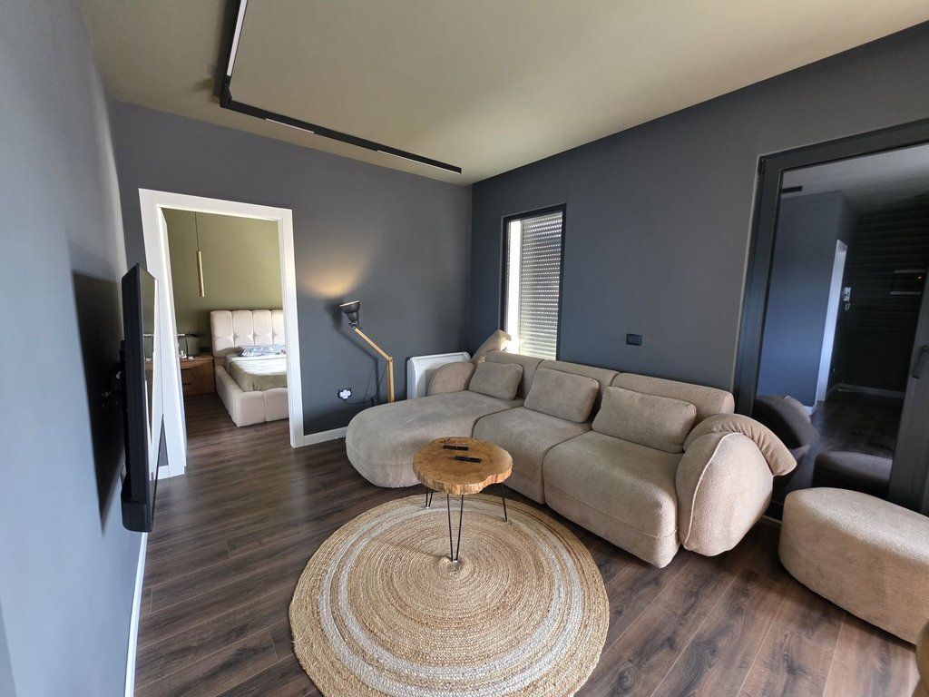 Penthouse me verandë 110 m², mobilim luksoz, 2+1 per qira, tek Ish tregu elektrik, Ali Demi