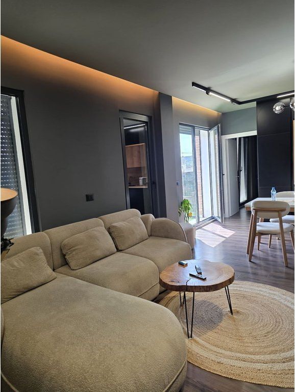 Penthouse me verandë 110 m², mobilim luksoz, 2+1 per qira, tek Ish tregu elektrik, Ali Demi