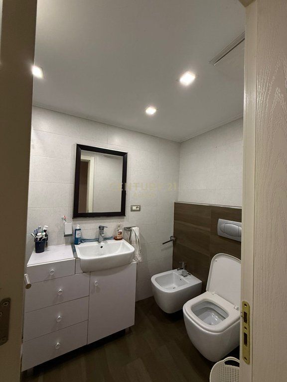 Apartament 2+1 me qira te Pazari I Ri