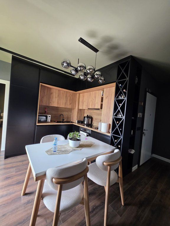 Penthouse me verandë 110 m², mobilim luksoz, 2+1 per qira, tek Ish tregu elektrik, Ali Demi