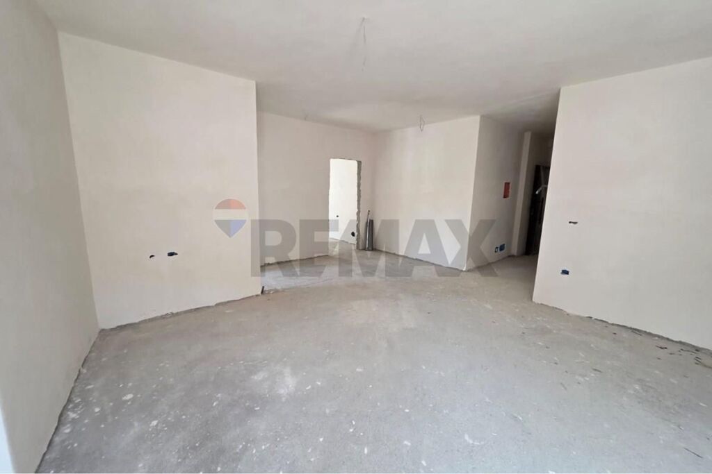 Shitet Apartament 2+1+2 tek Rruga e Elbasanit