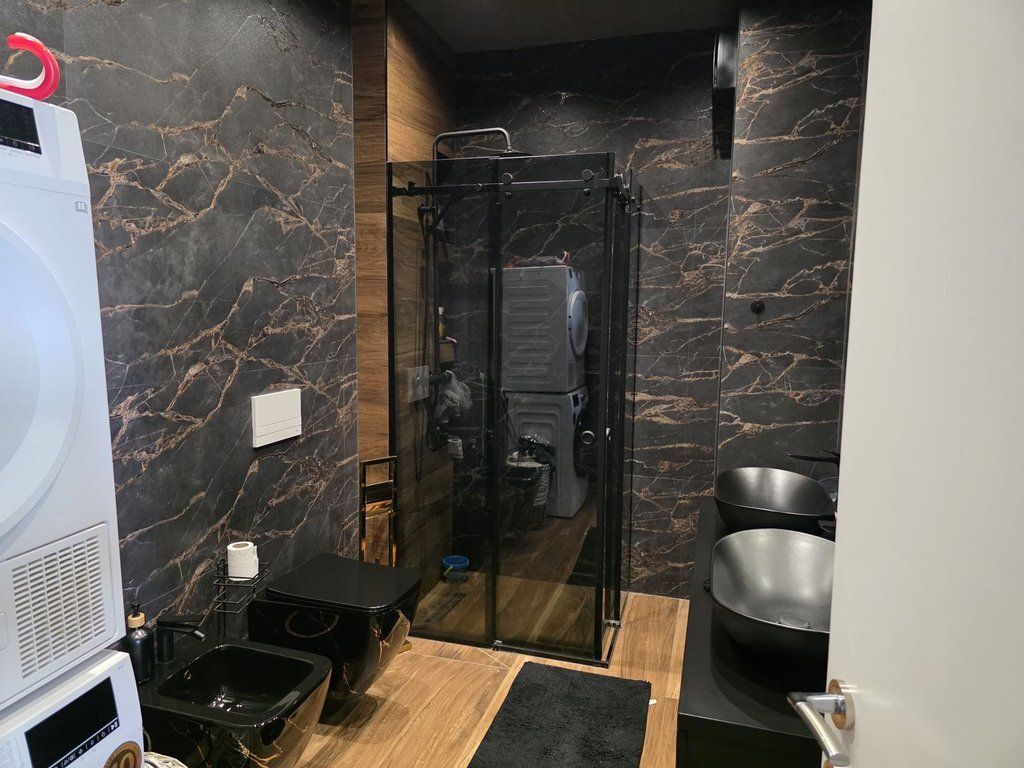 Penthouse me verandë 110 m², mobilim luksoz, 2+1 per qira, tek Ish tregu elektrik, Ali Demi