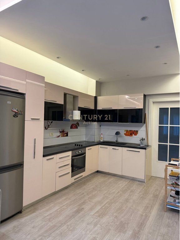 Apartament 2+1 me qira te Pazari I Ri