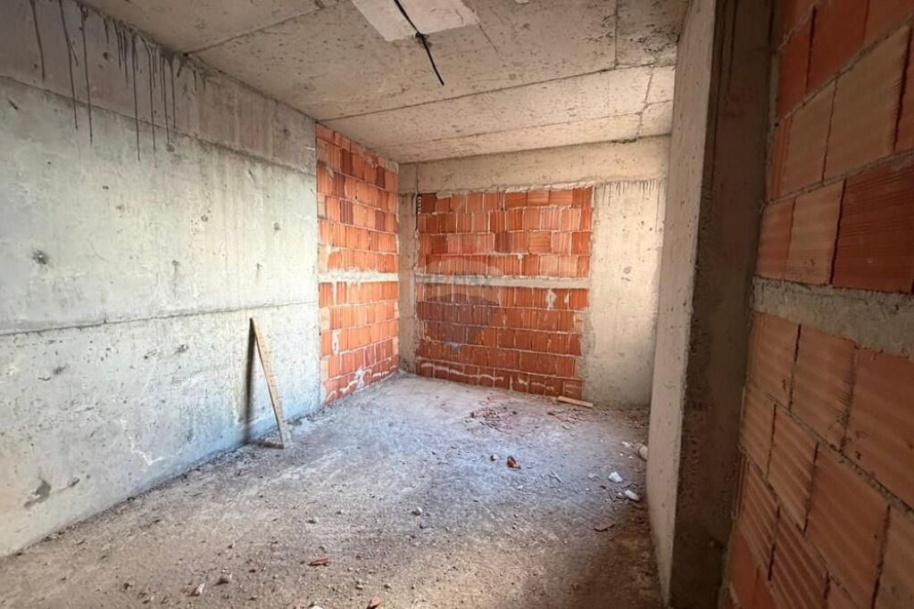 Shitet Apartament 3+1 + Verandë