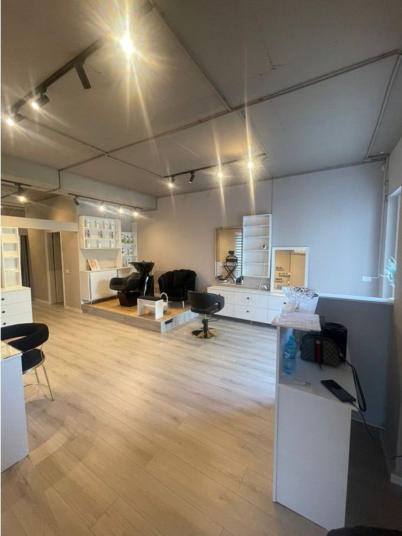 Attività di salone di bellezza in vendita nel complesso Mangalem, Ali Demi, Tirana