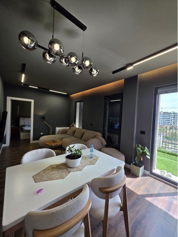 Penthouse me verandë 110 m², mobilim luksoz, 2+1 per qira, tek Ish tregu elektrik, Ali Demi