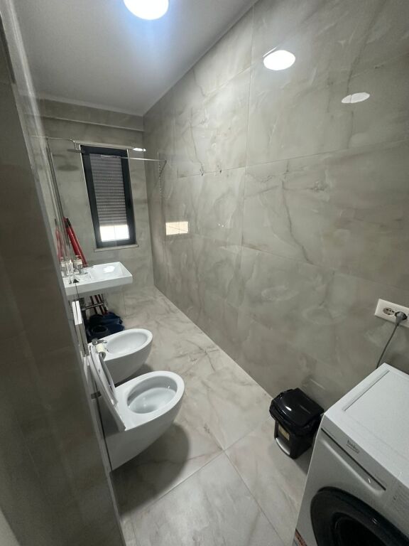 Apartament 2+1+2 me qera tek Qendra Linkon Pazari i Ri !